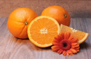 Naranjas picadas por la mitad sobre una tabla