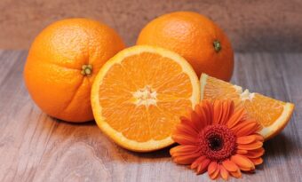Naranjas picadas por la mitad sobre una tabla