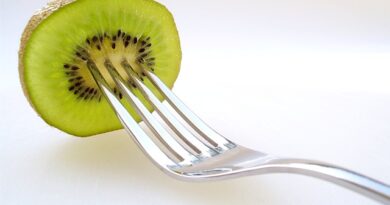 kiwi con tenedor